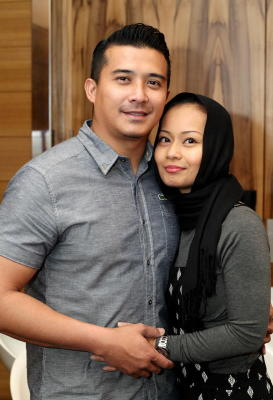 Aaron dan isteri, Diyana Halik.