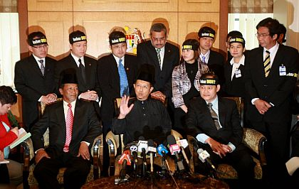 BEKAS Menteri Besar Perak, Datuk Seri Muhammad Nizar Jamaluddin mengadakan sidang media di lobi Parlimen bersama sebahagian ahli Parlimen Pakatan Rakyat selepas diarah keluar dari Dewan oleh Speaker kerana ingkat arahan supaya menanggalkan lilitan 'Bubar DUN'--fotoTHE STAR oleh Raja Faisal Hishan