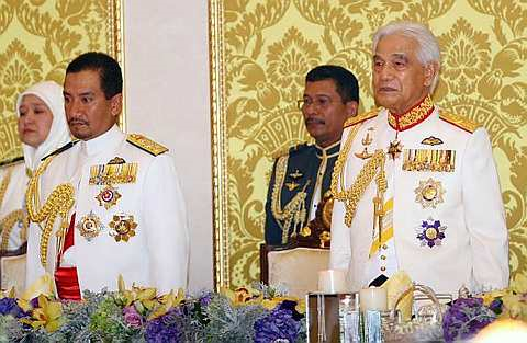 Yang di-Pertuan Agong, Tuanku Mizan Zainal Abidin (dua, kiri) dan Sultan Perak, Sultan Azlan Shah (kanan) pada majlis Santapan Diraja Sempena Perayaan Jubli Perak Pemerintahan Sultan Perak ke-25 di Istana Iskandariah malam tadi. -fotoBERNAMA