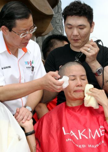 Guan Eng hadir bagi memberikan sokongan kepada isterinya Betty Chew yang membotakkan kepalanya sebagai bantahan terhadap politik wang. - Foto THE STAR