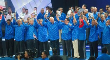 Perdana Menteri, Datuk Seri Najib Tun Razak dan Timbalan Perdana Menteri, Tan Sri Muhyiddin Yassin bersama para pemimpin parti komponen Barisan Nasional (BN) mengangkat tangan sewaktu melancarkan Manifesto BN di Stadoum Putra Bukit Jalil. Foto AZHAR MAHFOF / THE STAR