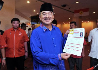 Ali Rustam hadir menyerahkan sendiri borang pencalonan bagi jawatan Naib Presiden Umno pada hari penyerahan borang pencalonan Umno 2013 di PWTC, Kuala Lumpur pada Sabtu. Foto BERNAMA