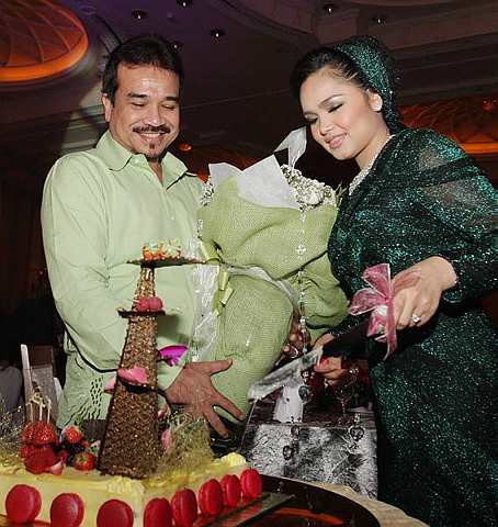 Siti menyambut ulang tahun hari lahir ke-32 bersama-sama suaminya, Datuk Seri Khalid Mohd Jiwa di Hotel JW Marriot, Kuala Lumpur, Isnin. - Foto RICKY LAI