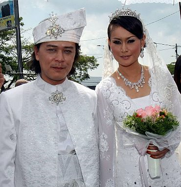 Pasangan pengantin baru, Tam dan Aida pada majlis persandingan mereka, siang tadi - foto THE STAR oleh ABDUL RAHMAN EMBONG