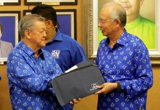 Najib menyerahkan surat watikah dan aku janji calon Barisan Nasional kepada Presiden MCA, Datuk Seri Dr Chua Soi Lek di Menara Dato Onn, Pusat Dagangan Dunia Putra (PWTC), Kuala Lumpur pada Isnin. - Foto AZHAR MAHFOF/TheStar