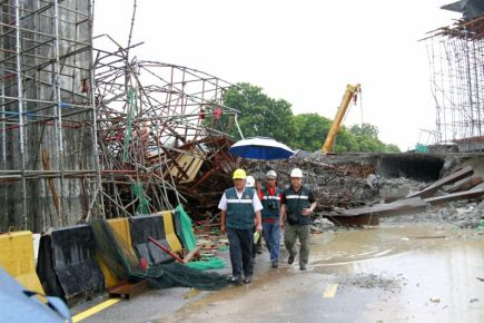 Pengarah Jabatan Keselamatan, Kesihatan dan Pekerjaan Malaysia (DOSH) Pulau Pinang, Mohd Anuar Embi membuat tinjauan ke tapak runtuhan tanjakan konkrit penyambung susur keluar jambatan kedua yang masih dalam pembinaan di Batu Maung. -foto ZAINUDIN AHAD