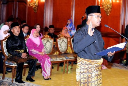 ADUN Sungai Udang Datuk Idris Haron mengangkat sumpah sebagai Ketua Menteri Melaka Ke-10 di hadapan Yang Dipertua Negeri Melaka, Tun Mohd Khalil Yaakob di Pejabat Yang Dipertua Negeri di Ayer Keroh, Melaka pada Selasa.Turut kelihatan mantan Ketua Menteri Datuk Seri Mohd Ali Rustam (kiri) bersama isteri Datin Seri Asmah Abdul Rahman (dua, kiri).-Foto BERNAMA