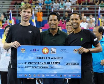 Menteri Belia dan Sukan, Khairy Jamaluddin (tengah) bergambar bersama juara kategori beregu, Eric Butorac dari Amerika Syarikat (kiri) dan Reven Klaasen dari Rusia (kanan) pada peringkat akhir Kejohanan Tenis Terbuka Malaysia 2013 di Stadium Putra Bukit Jalil di Kuala Lumpur, Ahad. Foto BERNAMA