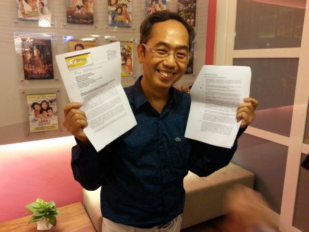 David Teo menunjukkan surat yang diemelkan oleh Seniman dan salinan kontrak artis naungan MIG.