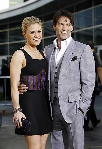 Anna Paquin (kiri) bersama suaminya Stephen Moyer.
