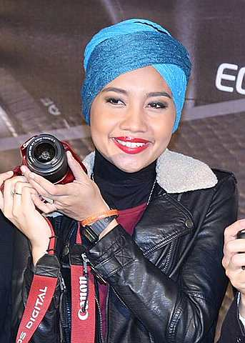 Yuna memegang kamera digital terbaru Canon 1100D berwarna merah yang direka khusus untuk wanita. - Foto ONG SOON HIN