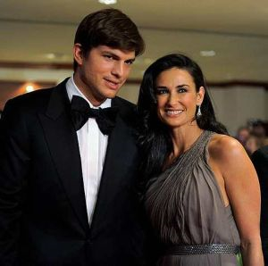 Demi Moore (kanan) dan suaminya, Ashton Kutcher.  
