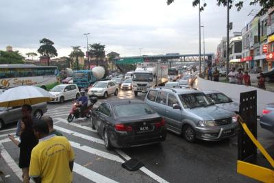 Trafik sesak akibat banjir kilat di Puchong. -Foto Shahrul Fazry Ismail/THE STAR