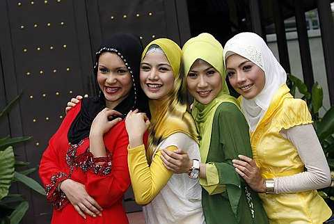 Dari kiri Julia Ziegler, Lisa Surihani, Chermaine Poo dan Linda Hashim. Foto The Star Oleh UU BAN