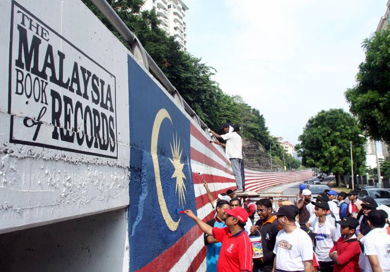 Mural Jalur Gemilang Terpanjang Dicat Semula Sempena Merdeka Semasa Mstar