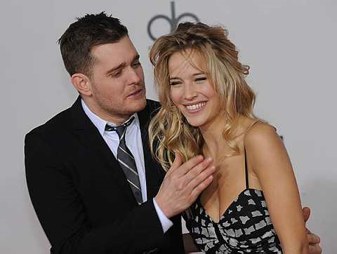 Michael Buble (kiri) dan tunangnya Luisana Lopilato.