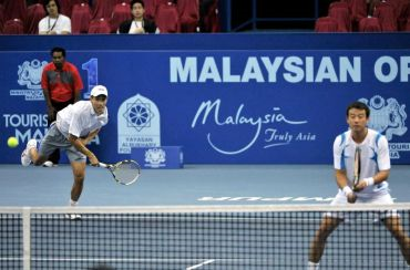 Yew Ming (kiri) dan Wang beraksi ketika menentang Peya dan Soares pada pusingan pertama acara beregu Kejohanan Tenis Terbuka Malaysia di Stadium Putra Bukit Jalil, Selasa. Foto: BERNAMA