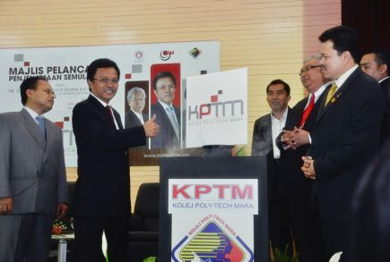 Shafie (dua dari kiri) melancarkan penjenamaan semula logo Kolej Poly-Tech MARA (KPTM) sambil disaksikan Suhaimi (kanan) pada majlis pelancaran di Kuala Lumpur.