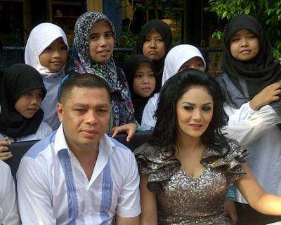 Krisdayanti bersama suaminya Raul Lamos meraikan anak yatim dalam majlis ulangtahunnya yang ke-38. foto-Detik.com