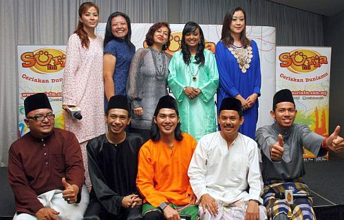 Kudsia Kahar (barisan belakang, tiga dari kiri) bersama Adiwati (belakang dua dari kiri) dan deejay Reza (duduk dua dari kiri) kini menjadi ahli keluarga Suria FM.