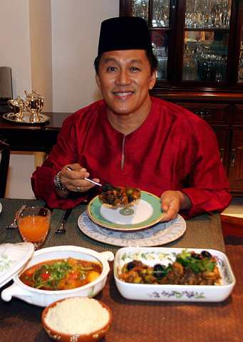 Chef Wan memperkenalkan dua hidangan utama, Lamb Couscous dan Chicken Tajine. -Foto THE STAR oleh RICKY LAI 