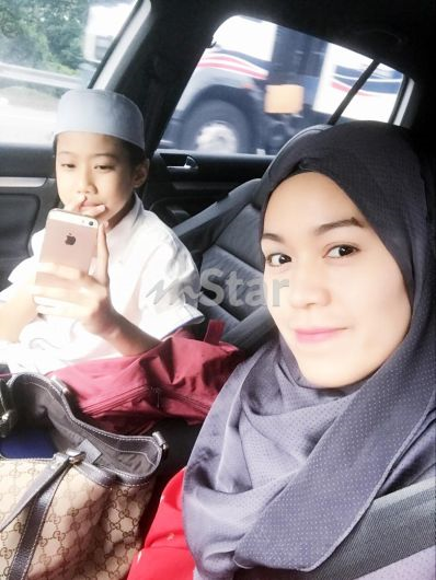 Hanya Pulang Pegang Tangan Arwah Anak Ziarah Jenazah Ibu Sebaik Sedar Dari Koma Tenang Tonton Pengebumian Dari Hospital Viral Mstar