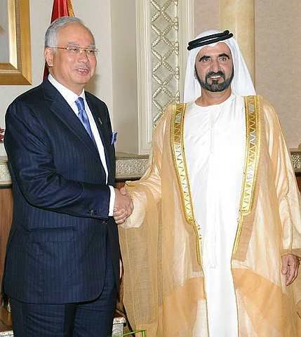 Najib Tun Abdul Razak bersalaman dengan Sheikh Mohammed Rashid Al-Maktoum pada pertemuan mereka di Abu Dhabi hari ini Selasa. Najib dalam rangka lawatan rasmi empat hari ke Emiriyah Arab Bersatu. - Foto BERNAMA 
 
 