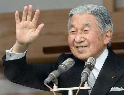 Maharaja Jepun, Akihito melambai tangan kepada rakyatnya yang menyambut ulang tahunnya ke-80. Foto AFP