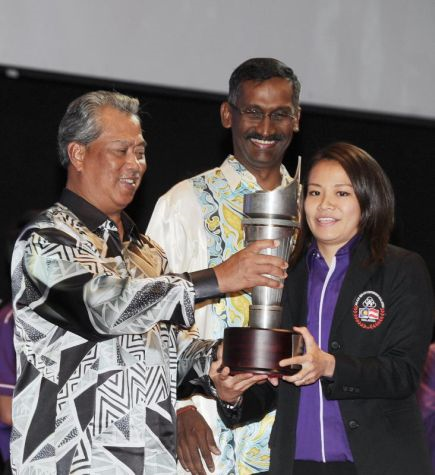 Timbalan Perdana Menteri Tan Sri Muhyiddin Yassin menyampaikan Anugerah Olahragawati Majlis Anugerah Sukan Universiti Malaysia (MASUM) kepada atlet terjun Cheong Jun Hong dari Universiti Putra Malaysia (UPM) pada MASUM di Dewan Agong Tuanku Canselor (DATC) Universiti Teknologi Mara (UiTM) di Shah Alam, malam Sabtu. Turut sama Timbalan Menteri Pendidikan II P. Kamalanathan (tengah). -Foto BERNAMA