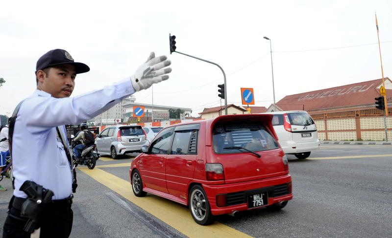 Dua Beranak Tampar, Ludah Anggota Trafik Ditahan - Semasa ...