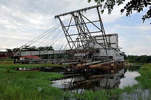 Kapal korek bijih timah yang terletak di antara Tanjung Tualang dengan Batu Gajah yang dalam proses membaiki kecacatan kapal tersebut untuk dijadikan salah satu destinasi pelancongan utama sempena Tahun Melawat Perak 2012. Kapal korek bijih timah berada di Perak sejak 1913 dan ia merupakan kapal korek pertama diperkenalkan di negara ini. --fotoBERNAMA. 