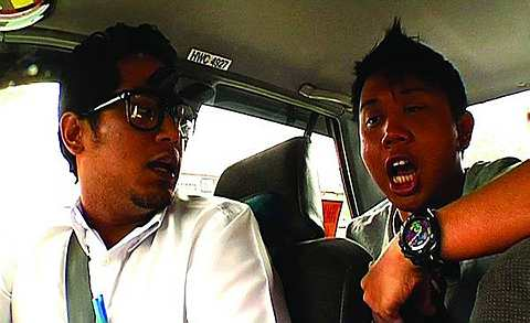 Khairy Jamaluddin berlakon sebagai pemandu teksi sementara Baki Zainal sebagai penumpangnya dalam filem 'Taxi Driver' arahan Benji Lim & Bahir Yeusuff.