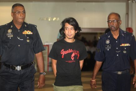 Adam Adli ketika dibawa ke Mahkamah Sesyen Kuala Lumpur kerana didakwa di bawah Akta Hasutan. -fotoKAMARUL ARIFFIN