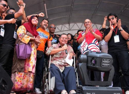 Sazali P. Ramlee (tengah) menerima sumbangan sebanyak RM 10,000 daripada Timblaan Menteri Kementerian Penerangan Komunikasi dan Kebudayaan, Datuk Maglin Denis D'Cruz pada Festival BN Youth Music yang diadakan di The Curve, Damansara di sini, Ahad. - Foto THE STAR Oleh AZLINA ABDULLAH.