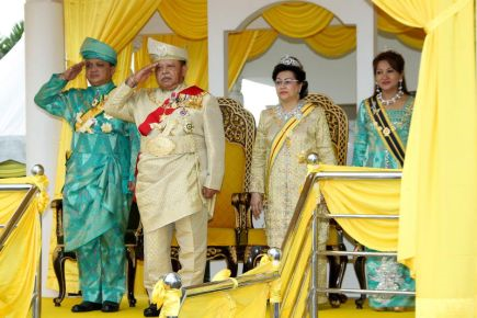 Raja Perlis, Tuanku Syed Sirajuddin Putra Jamalullail (dua, kiri) dan Raja Muda, Tuanku Syed Faizuddin Putra Jamalullail (kiri) memberikan tabik hormat pada perbarisan kehormatan pada Majlis Sambutan Ulang Tahun Keputeraan Tuanku Raja Perlis yang ke-70 di Istana Arau, Perlis pada Jumaat. Berangkat sama Raja Perempuan Tuanku Tengku Fauziah Abdul Rashid (dua, kanan) dan Raja Puan Muda, Tuanku Lailatul Shahreen Akashah Khalil (kanan).-Foto BERNAMA