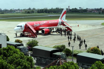 BATALION TAMBAHAN... Sekumpulan tentera daripada 21 Rejimen Askar Melayu Diraja (RAMD) Kem 8 Briged Pengkalan Chepa, berkumpul di Lapangan Terbang Sultan Ismail Petra, Pengkalan Chepa, di Kota Bharu, Kelantan. Mereka antara kumpulan tambahan yang dihantar bagi menangani krisis pencerobohan yang berlaku di Sabah ketika ini.-Foto BERNAMA 