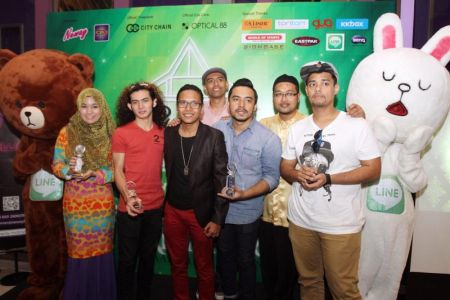 Barisan artis yang mendapat anugerah Lagu karaoke Melayu Popular Neway. Foto FAIHAN GHANI 