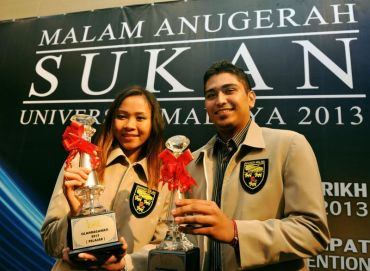 Atlet badminton Jagdish Singh Dhanda Kuldip Singh (kanan) dan atlet terjun negara Pandelela Rinong bersama trofi olahragawan dan olahragawati  Universiti Malaya.