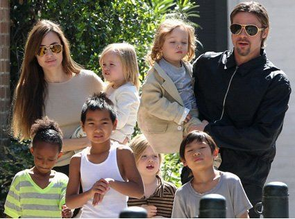 Pasangan Brad Pitt dan Angelina cukup senang dikelilingi anak yang ramai.