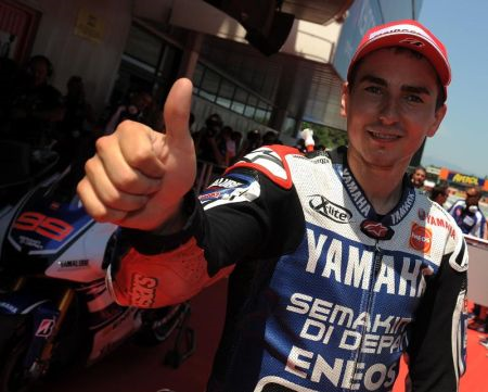 Lorenzo dinobatkan selaku juara kategori MotoGP di Litar Catalunya.