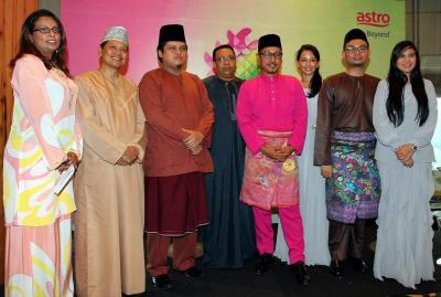 Khairul Anwar (empat dari kanan) pada majlis berbuka puasa bersama media dan artis-artis yang memeriahkan majlis memperkenalkan program Hari Raya Aidil Fitri di Astro. -foto THE STAR/Ricky Lai