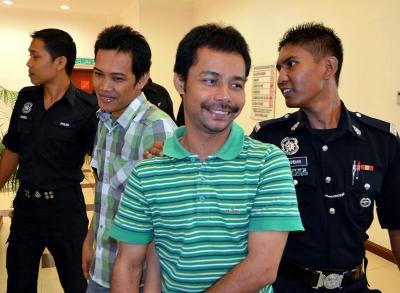 Penghantar surat, Mohd Farid Dakoit, 29, (dua, kiri) dan pekerja am, Shahrul Farid Mohamad Yusop, 33, (dua, kanan) mengaku tidak bersalah di Mahkamah Sesyen Shah Alam, atas 167 pertuduhan memalsukan dokumen iaitu dengan mengecop duti setem Lembaga Hasil Dalam Negeri (LHDN) menggunakan sistem Frangki Digital yang palsu. Mereka didakwa melakukan kesemua kesalahan itu di Tetuan Desmond Chan & Co, Advocates & Solicitors, 27-02, Level 27, Centro, No: 8, Jalan Batu Tiga Lama, Klang dekat sini dan LHDN cawangan Klang, Tingkat 1, 1st Tower, Jalan Meru, Klang, antara 9 Feb lepas hingga 26 April lepas. -fotoBERNAMA 