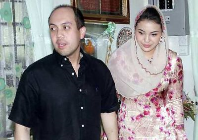 GAMBAR FAIL... Tengku Temenggong Kelantan, Tengku Muhammad Fakhry Petra dan isteri, Cik Puan Temenggong, Manohara Odelia Pinot pada majlis perkahwinan Ahmad Syafi Datuk Husam dan Indah Purnamasari Didin di kampung Kota, Kota Bharu April lalu. Hari ini Tengku Muhammad Fakhry memfailkan kes saman RM105 juta terhadap Manohara dan ibunya.