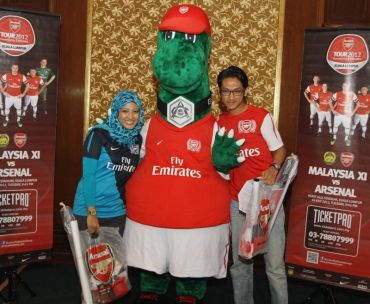 Pemenang Super Gunners pusingan kedua Anis (kiri) dan Abdul Hakeem. Foto: AHMAD IZZRAFIQ ALIAS/The Star.
