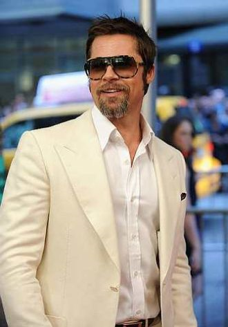 Brad Pitt ketika menghadiri tayangan perdana 'The Time Traveler's Wife' di Ziegfeld Theater, New York. foto-AP