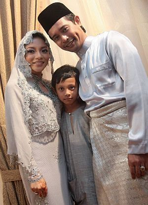 Pasangan pengantin bersama Izzat, anak sulung Zamarul bersama bekas isterinya - foto NORAFIFI EHSAN