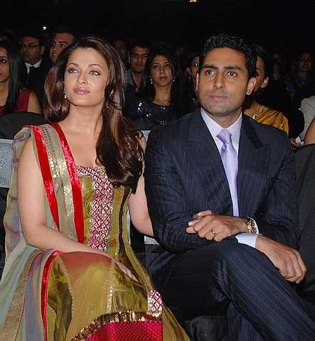 Aktres Aishwarya Rai Bachchan (kiri) dan aktor Abhishek Bachchan hadir ke satu majlis anugerah di Mumbai pada 8 Januari, 2010. - Foto AFP