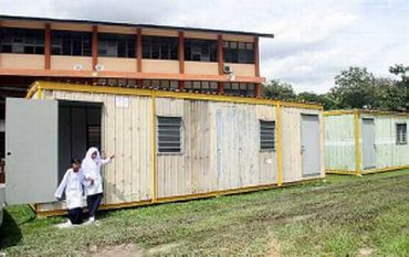 Pelajar Sekolah Kebangsaan Petaling Jaya terpaksa belajar dalam kabin.