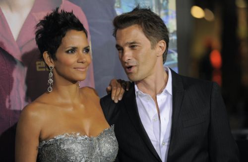 Halle Berry (kiri) dan tunangnya, Olivier Martinez.