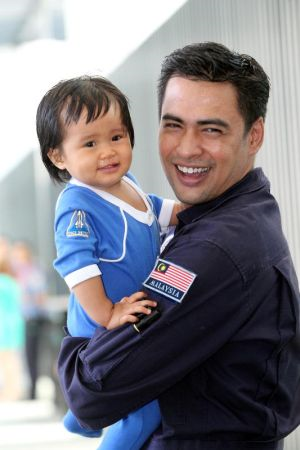 Dr Sheikh Muszaphar (kanan) bersama anak perempuannya, Sophea Isabella. Foto ART CHEN 